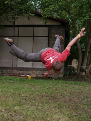 slackline - tik váha na jedné ruce